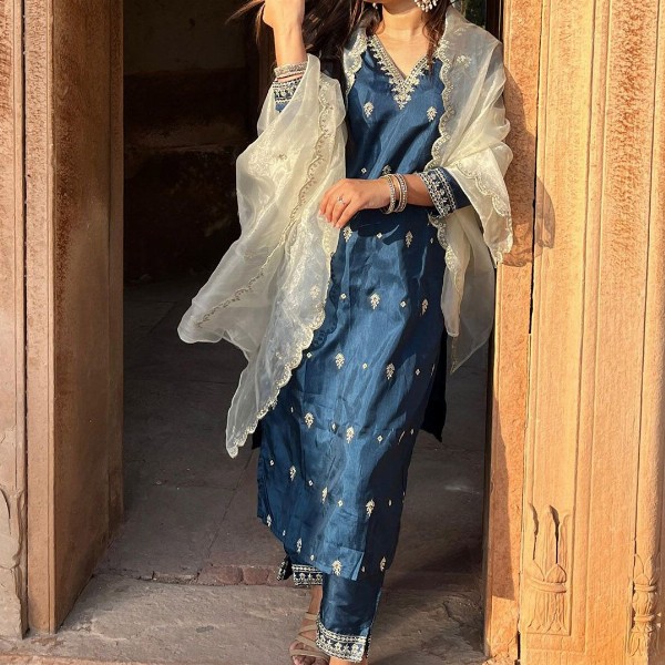 VredeVogel Ethnic Motifs Embroidered Thread Work Kurta With Trousers & Dupatta