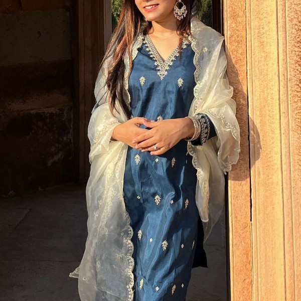 VredeVogel Ethnic Motifs Embroidered Thread Work Kurta With Trousers & Dupatta