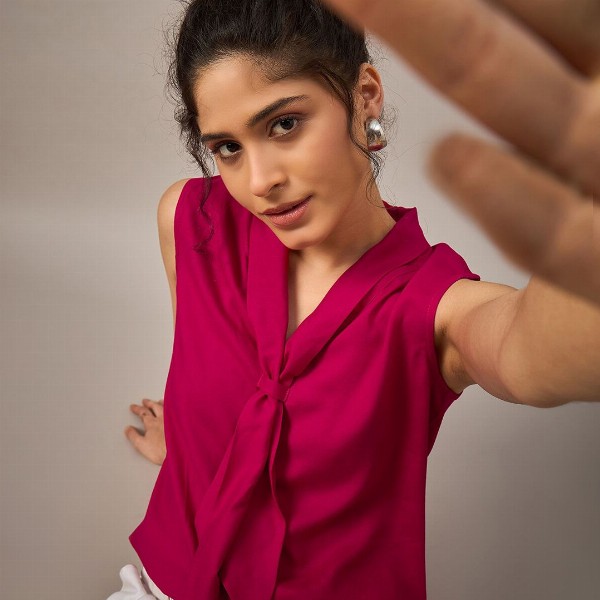 The Roadster Lifestyle Co Front Tie Sleeveless Top