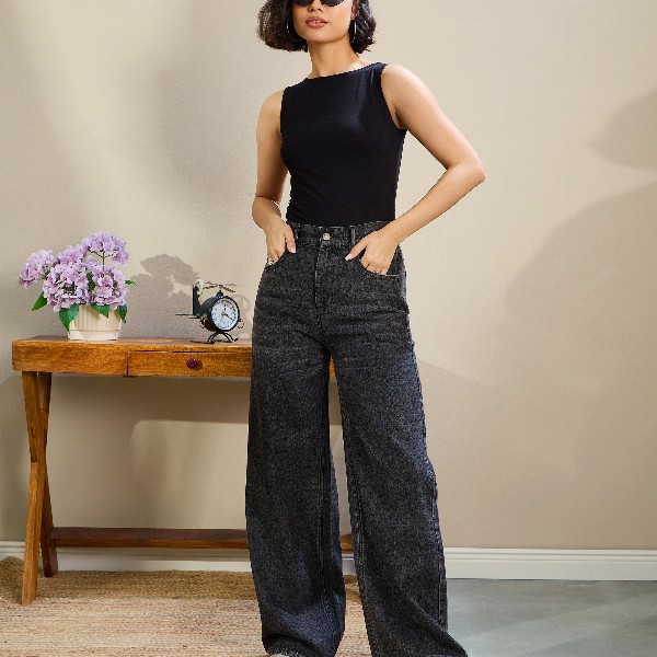 SASSAFRAS BASICS Women Straight Fit High-Rise Light Fade Jeans